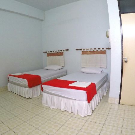 Fame Guesthouse Чумфон Екстериор снимка