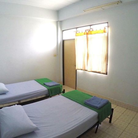 Fame Guesthouse Чумфон Екстериор снимка