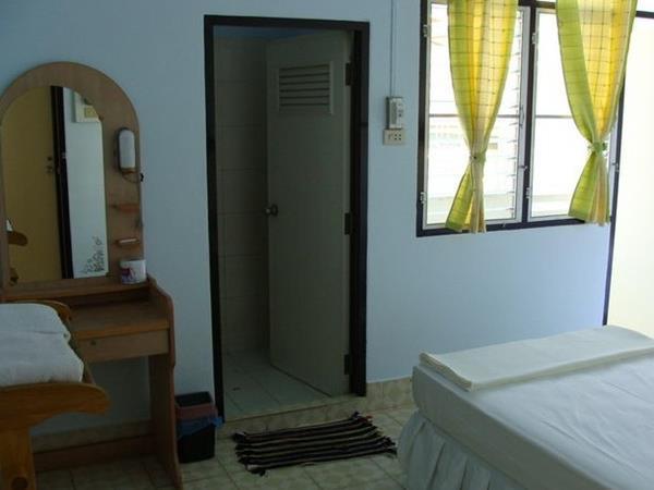 Fame Guesthouse Чумфон Екстериор снимка