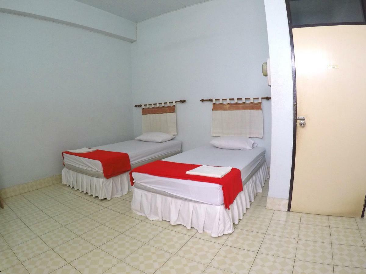 Fame Guesthouse Чумфон Екстериор снимка